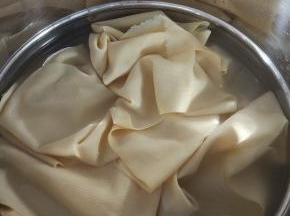 豆皮热水煮五分钟，备用