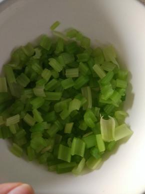 芹菜丁焯热水，拔凉控干水分备用