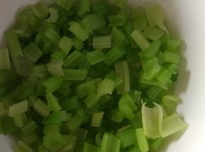 芹菜丁焯热水，拔凉控干水分备用