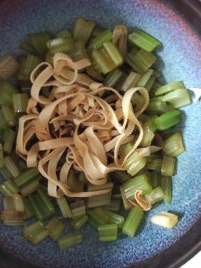 豆皮芹菜放入大碗内，加入调味料拌匀