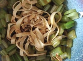 豆皮芹菜放入大碗内，加入调味料拌匀