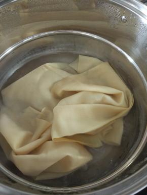 豆皮热水煮五分钟，放凉切细丝