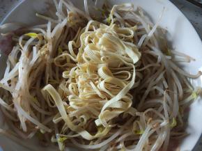 豆芽豆皮放入碗内，加入调味料拌匀