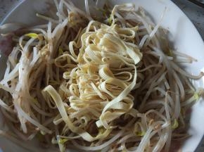 豆芽豆皮放入碗内，加入调味料拌匀