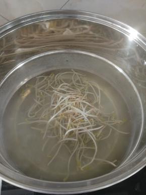 黄豆芽焯热水，放凉备用