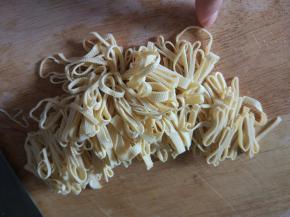 豆皮热水煮五分钟，切细丝备用