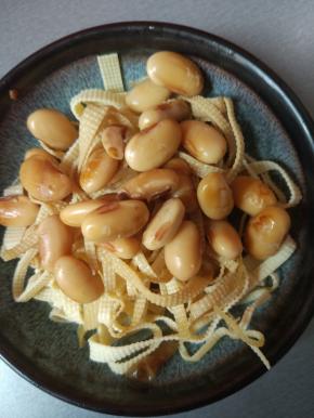 放入大碗内，加入辅料拌匀即可