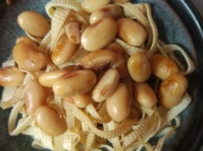 放入大碗内，加入辅料拌匀即可