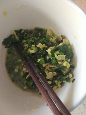 超好的鸡蛋蛋碎，其他材料切碎放碗内加入适量的盐五香粉