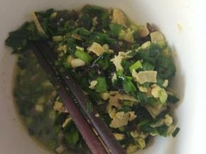 超好的鸡蛋蛋碎，其他材料切碎放碗内加入适量的盐五香粉