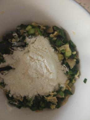 加入适量的面粉，搅拌成面糊