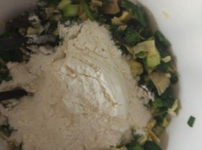 加入适量的面粉，搅拌成面糊