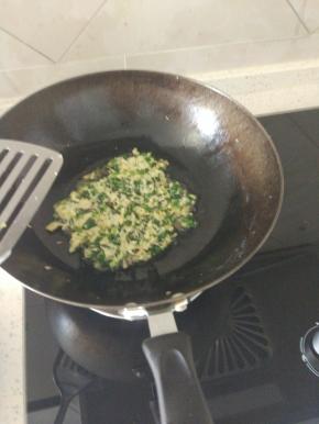 锅内放油烧热，倒入面糊