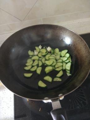 锅内油烧热，加入黄瓜翻炒