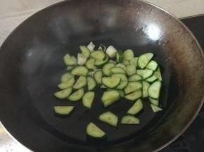 锅内油烧热，加入黄瓜翻炒