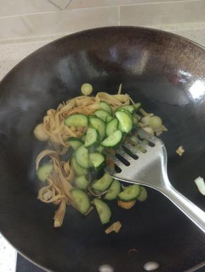 加入豆皮丝，翻炒，加入辅料