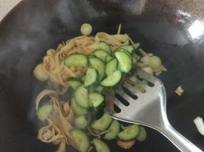 加入豆皮丝，翻炒，加入辅料