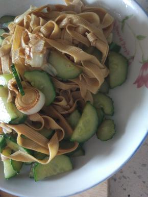 带黄瓜稍软，菜上色，即可