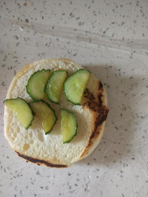 黄瓜片加入面包中