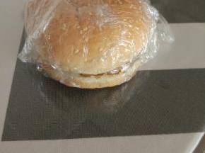 把汉堡包裹起来，快手低热量，易带午餐准备完毕