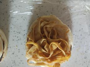 面包放上一片，放上凉拌的豆皮