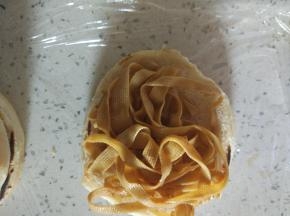 面包放上一片，放上凉拌的豆皮