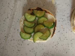 加热好的面包，上面放一层黄瓜片