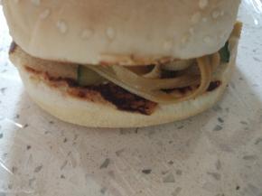 再来一层黄瓜片，放上另外一片面包