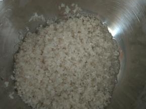 大米适量，淘洗干净