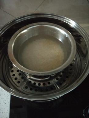 大米小米放入容器内，根据口味不同加入适量的水