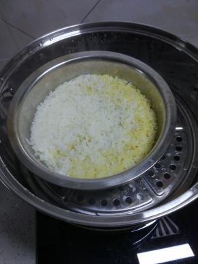 冷水上锅，蒸至容器内米饭边干，水蒸发完