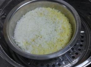 冷水上锅，蒸至容器内米饭边干，水蒸发完