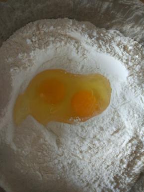 面粉里面放入两个鸡蛋，饺子皮不易烂