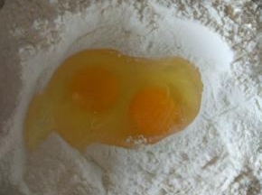 面粉里面放入两个鸡蛋，饺子皮不易烂