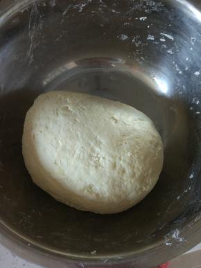 加入适量的水，活成光滑的面团，盖保鲜膜醒二十分钟