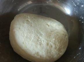 加入适量的水，活成光滑的面团，盖保鲜膜醒二十分钟