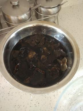 木耳提前冷水泡发，切细丝