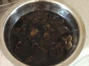 木耳提前冷水泡发，切细丝