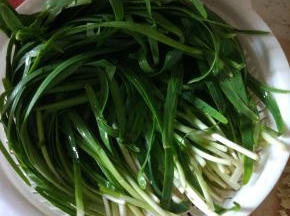 韭菜洗净控水，切小段