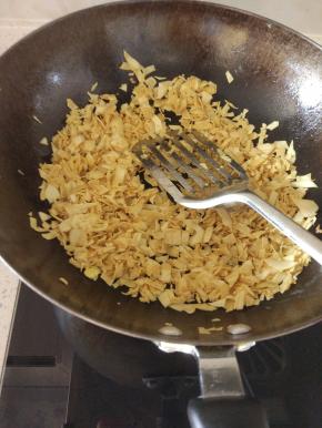 豆皮切碎，油锅内炒成金黄色