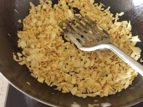 豆皮切碎，油锅内炒成金黄色