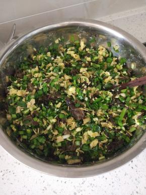 所有材料放入大的容器内，拌匀，加入盐香油五香粉调味