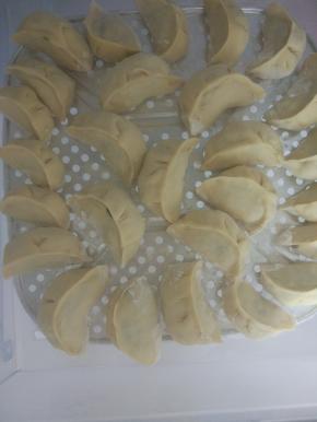 素馅的水饺尽量的包大个点，包好的水饺不马上吃，可以整盘放入冷冻柜，十五二十分钟即可冻成型，在放入保鲜袋保存即可