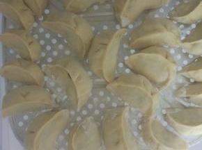 素馅的水饺尽量的包大个点，包好的水饺不马上吃，可以整盘放入冷冻柜，十五二十分钟即可冻成型，在放入保鲜袋保存即可