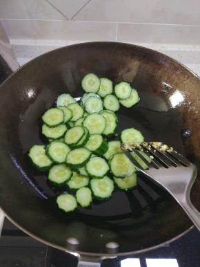 锅内放少许油，加入黄瓜翻炒片刻