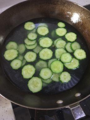 加入适量的水烧开