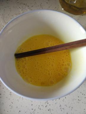鸡蛋两个，打撒备用