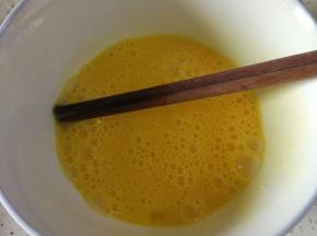 鸡蛋两个，打撒备用