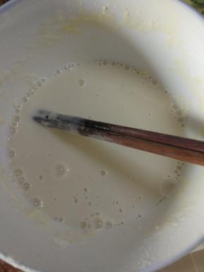 适量面粉调成面糊