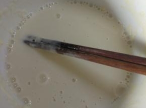 适量面粉调成面糊